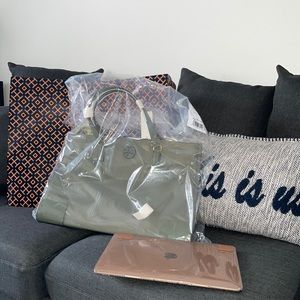 🍂🍁Fall in love with this brand new Tory Burch tote